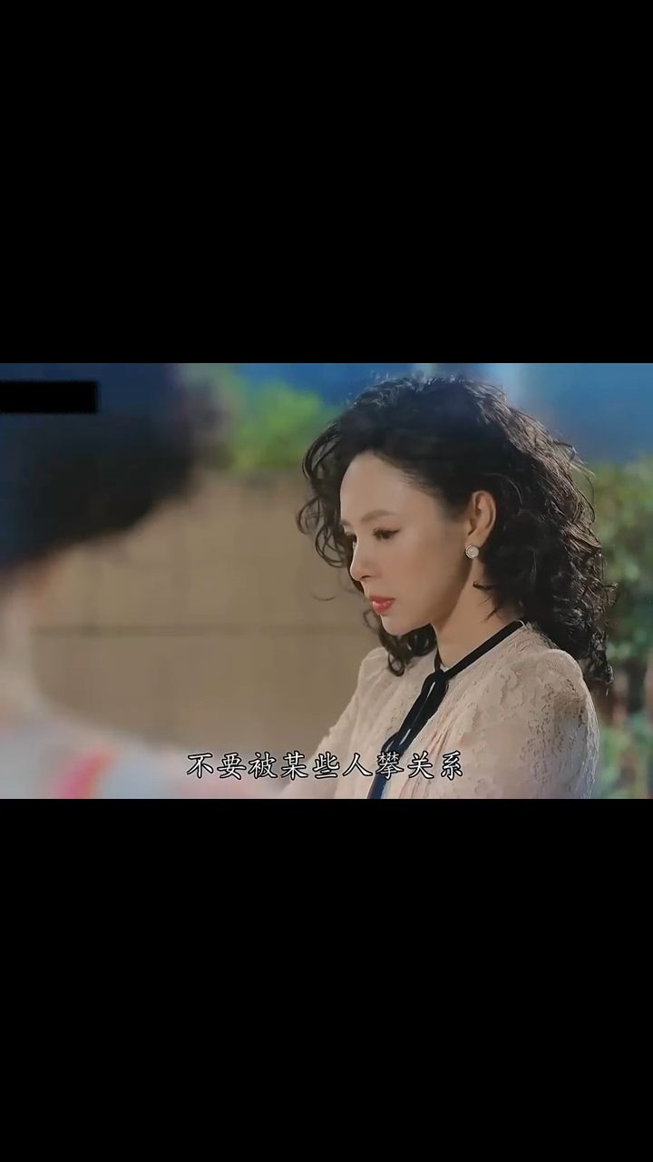 譚凱琪飾演張智霖的生母,劇情交代她被江美儀毒死。