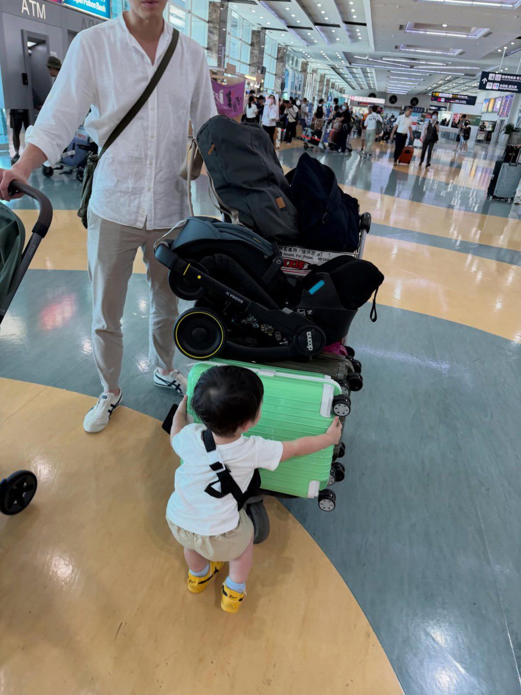 麥明詩兒子抵達機場時,竟主動幫忙爸爸搬運行李。