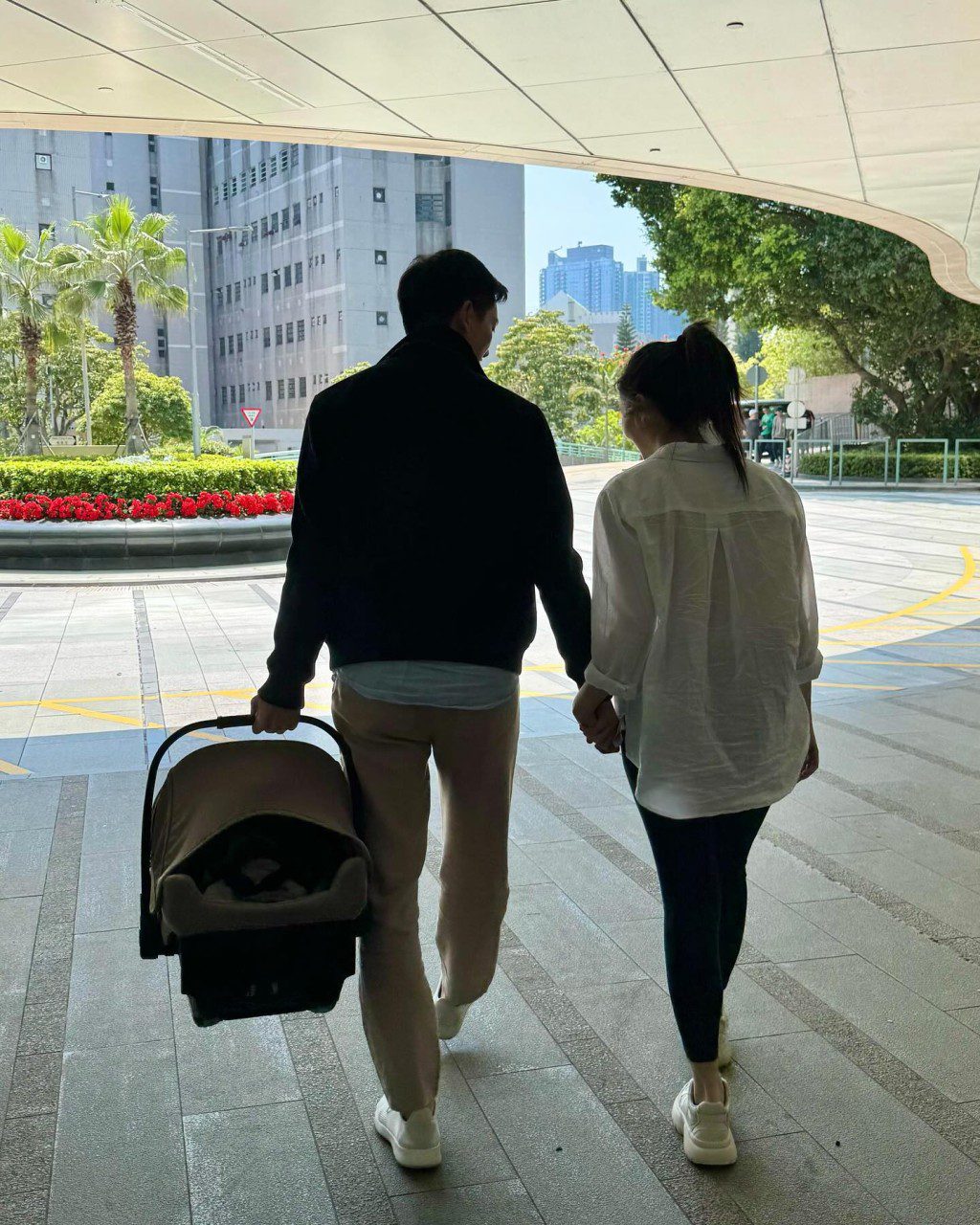 麥明詩結婚兩年,並於去年為丈夫盛勁為誕下兒子。