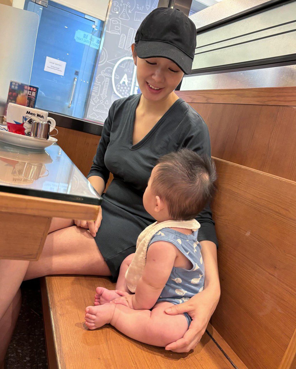 麥明詩分享與兒子的合照,可見寶寶體格健壯。