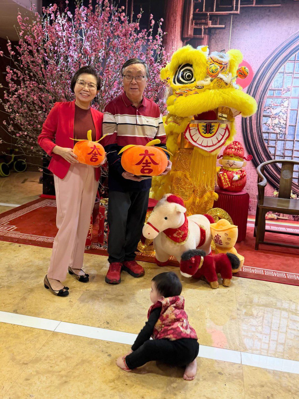 麥明詩的父母與孫兒合照,展現三代同堂的溫馨。