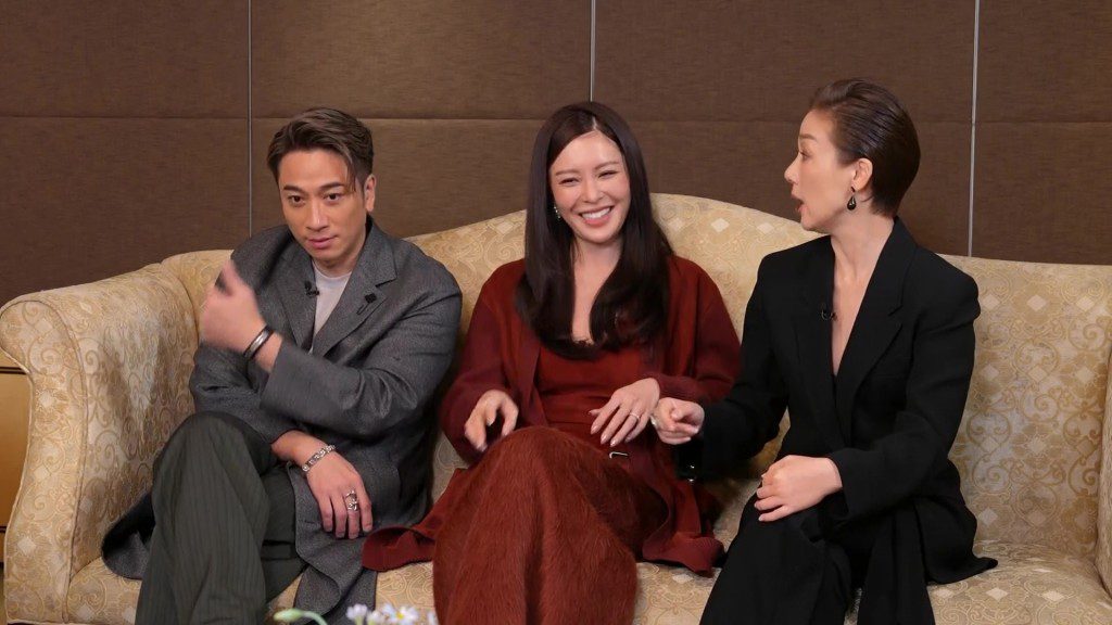 江美儀與張曦雯、吳卓羲在梳化上輕鬆對談,氣氛愉快。