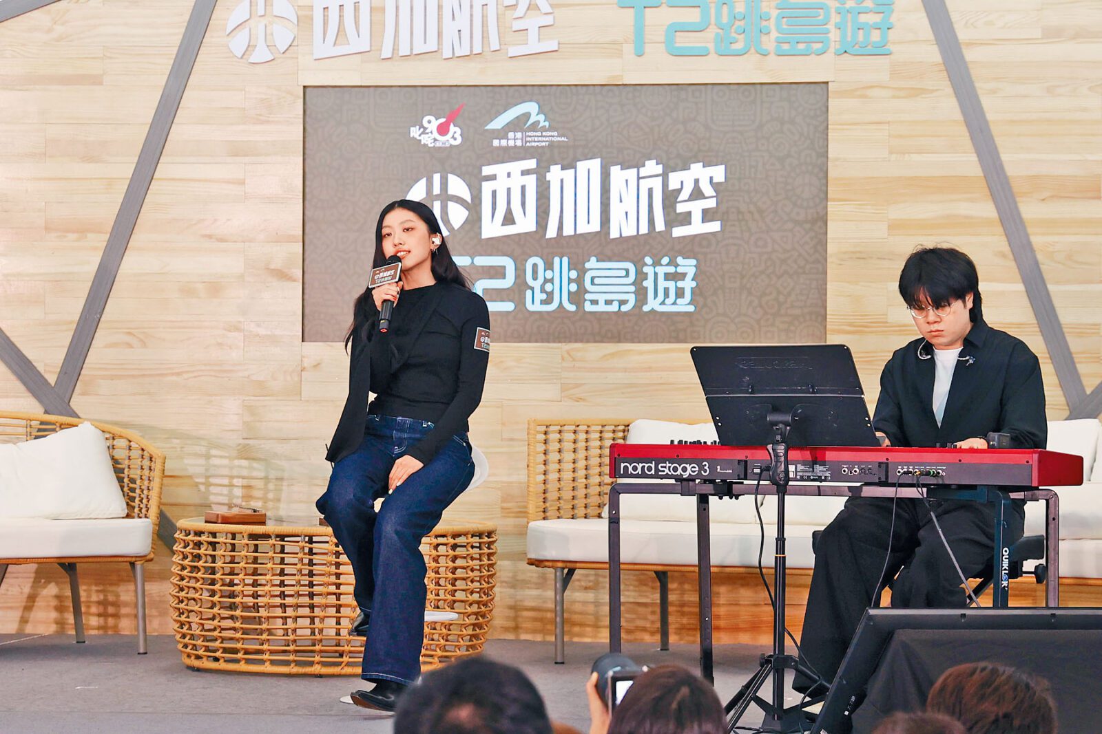 康堤還在節目上獻唱。