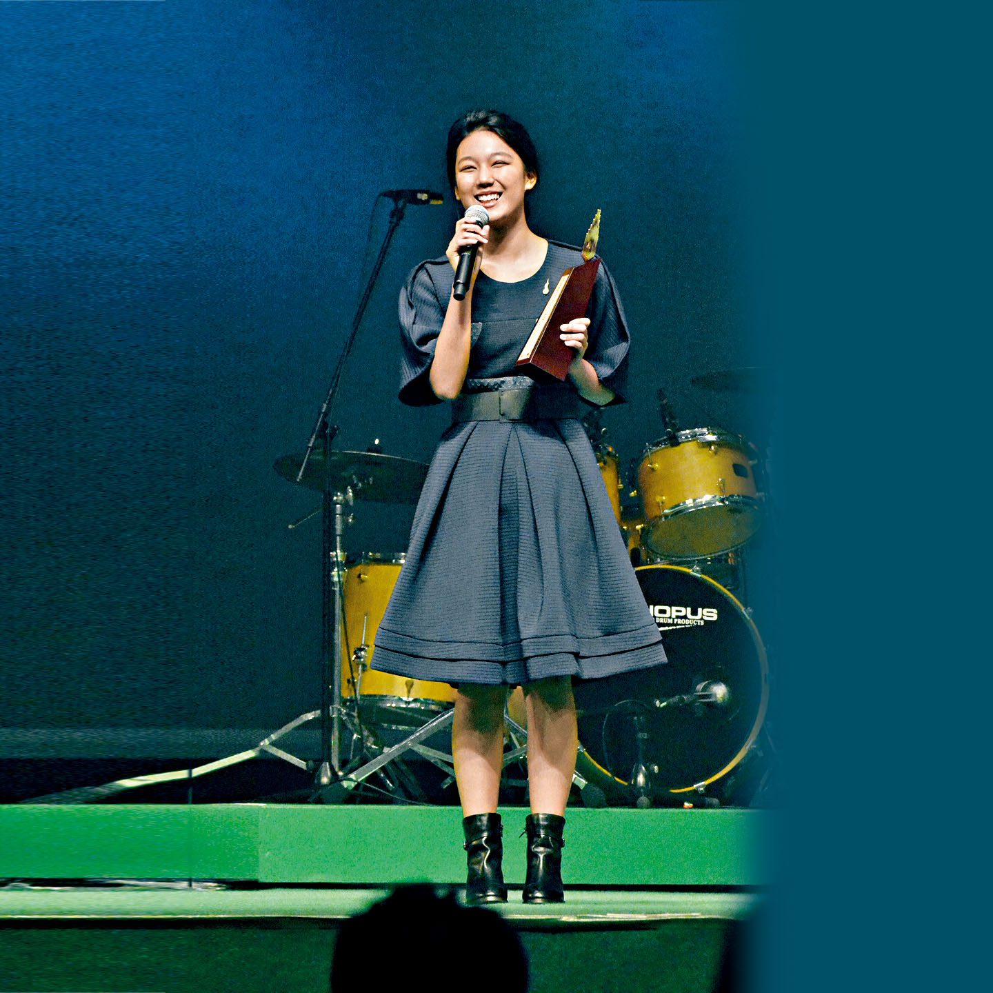 10年前，Feanna在《叱咤頒獎禮》奪得生力軍銅獎，展開音樂生涯美麗開端。