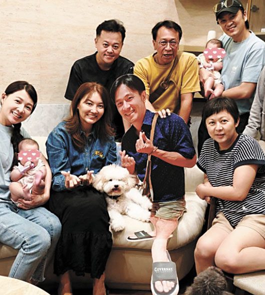 李佳綺（左1）帶著人形立牌完成丈夫遺願。網上圖片