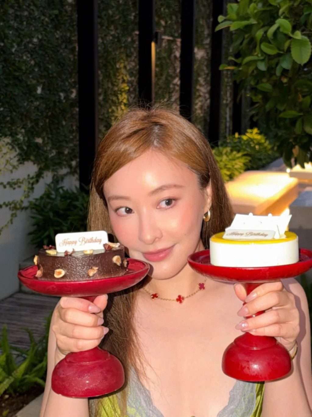 陳瀅身穿低胸吊帶裙，在佈置精美的戶外餐廳和生日蛋糕前甜笑。