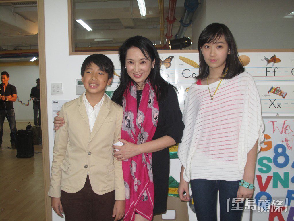 龔慈恩在子女童年時安排他們學習劍擊，兩人皆是劍擊好手。