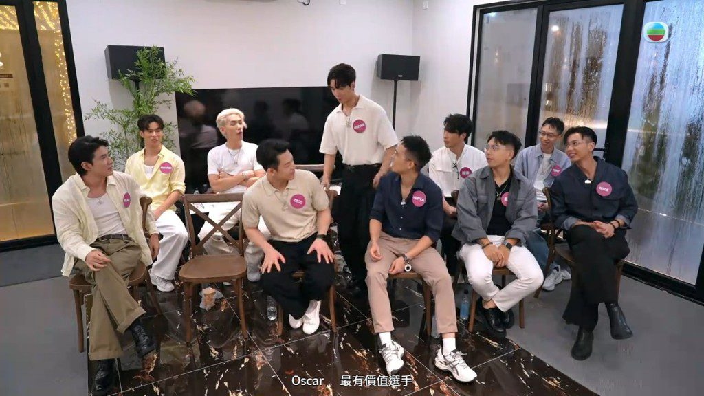 等候室男士得知方智弘被突然召喚，紛紛拍手起哄，稱他是「MVP」。