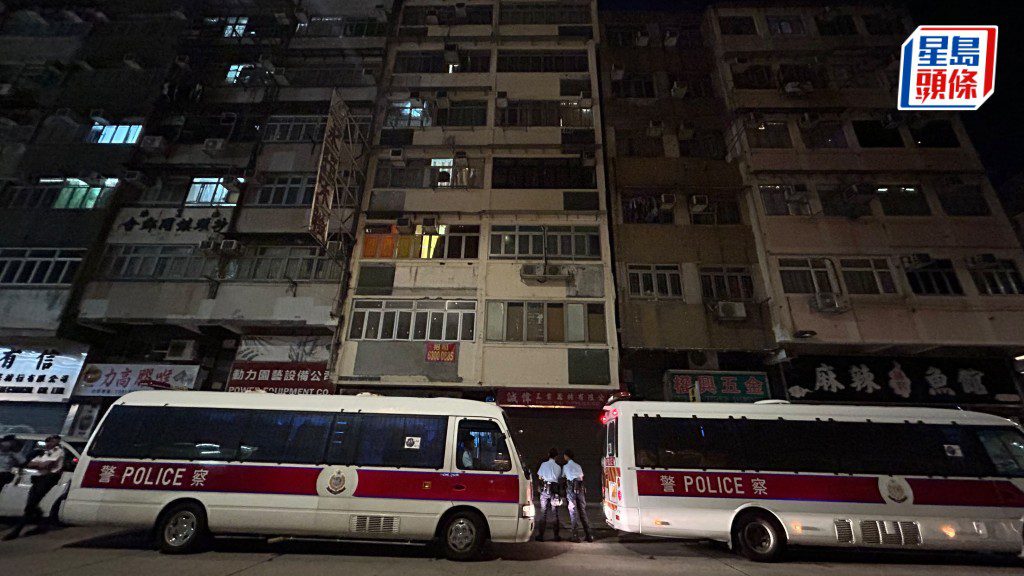 旺角警方搜查唐樓單位 一男子墮樓身亡 逾20人被帶走調查