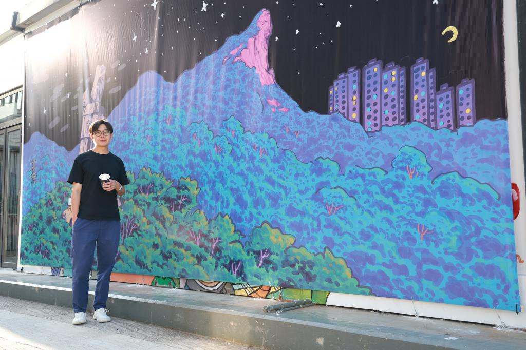 擅長風景畫的黃進曦,這次挑戰在咖啡杯上作畫,走出創作舒適區。