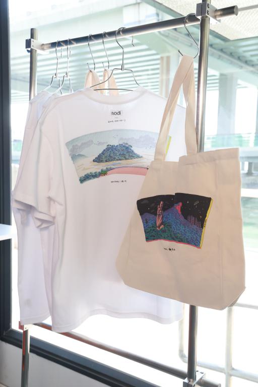 「the trail of connection」聯乘系列亦推出了T恤和Tote Bag等週邊產品。