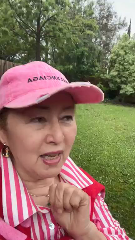 影片展示獨立屋背後大片平整綠草坪,環境清幽雅緻。