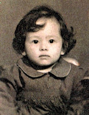 張瑪莉自幼是孤兒。