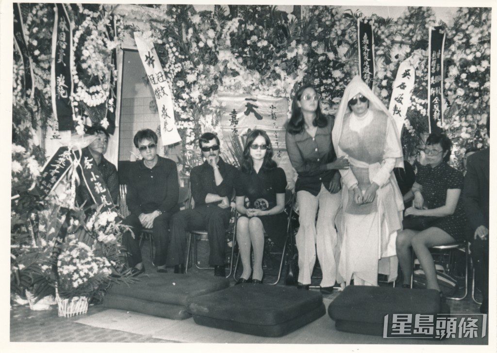 李忠琛(右三)曾於1971年與當時太太林燕妮(右四)出席李小龍喪禮。