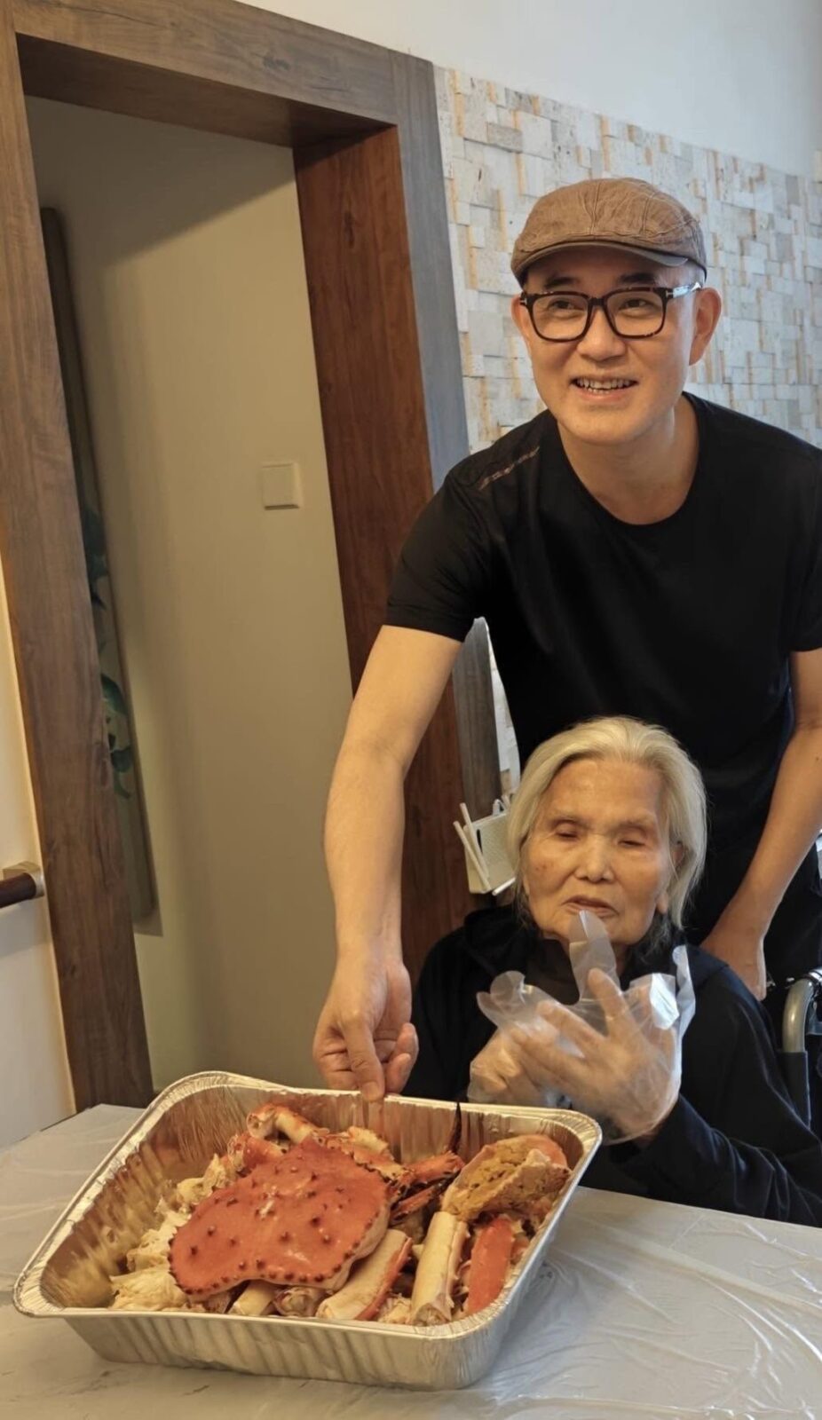 周國豐曾透露，母親晚年有時會忘記他。