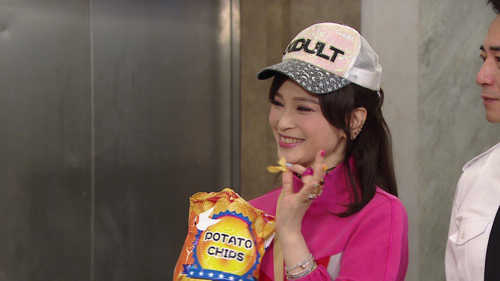 樊亦敏以色彩鮮明的年輕運動造型亮相。