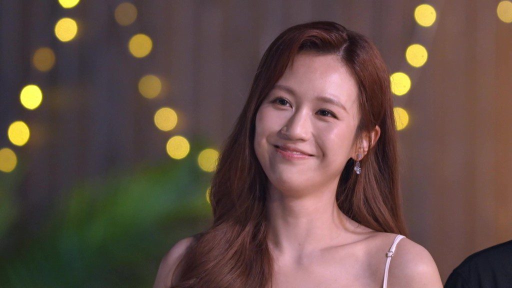 Roxanne選擇了與Oscar一起進入電話亭。