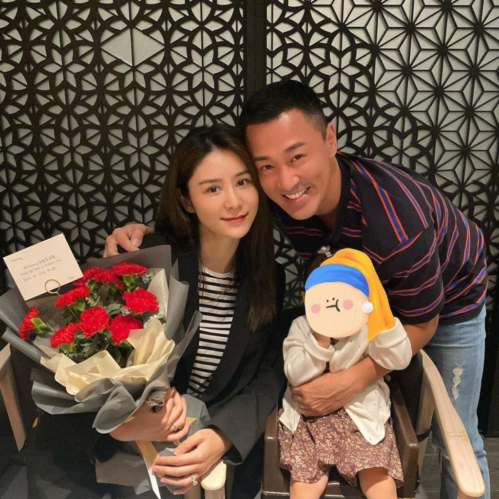 林峯一家三口同框，畫面幸福溫馨。