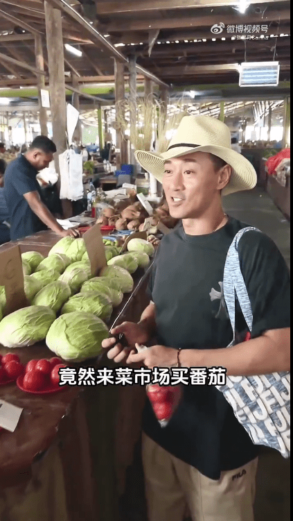 林峯在當地菜市場笑說：「來買番茄。」