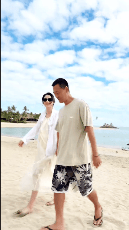 林峯與張馨月十指緊扣在沙灘漫步。