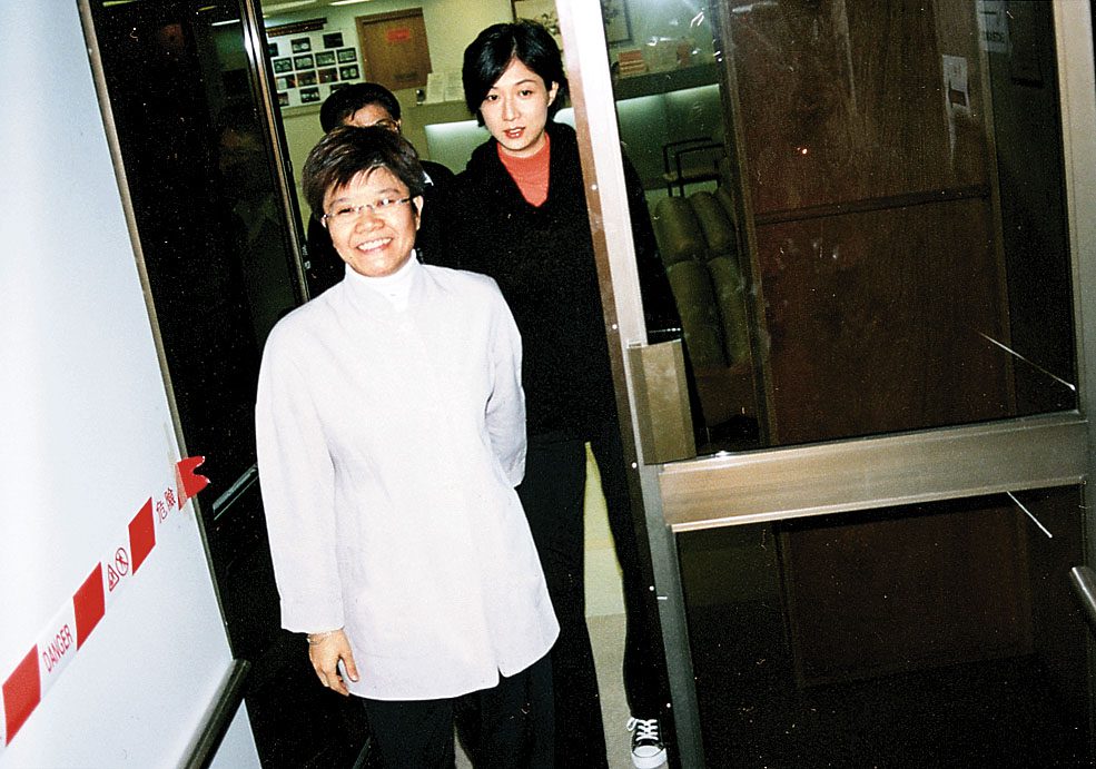 吳綺莉於1999年誕下女兒後,母女曾相依為命並移居上海。