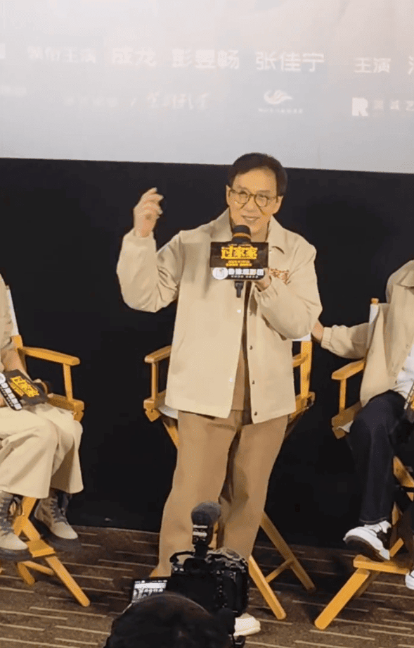 成龍罕有談及與兒子房祖名的關係變得疏離。