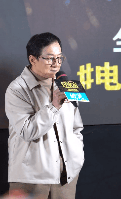 成龍曾因一次通電話時語氣過重,無意間令兒子房祖名卻步。