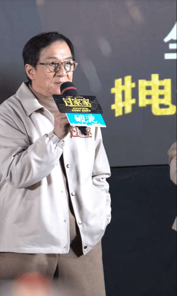 成龍希望兒子房祖名能平安快樂地生活。