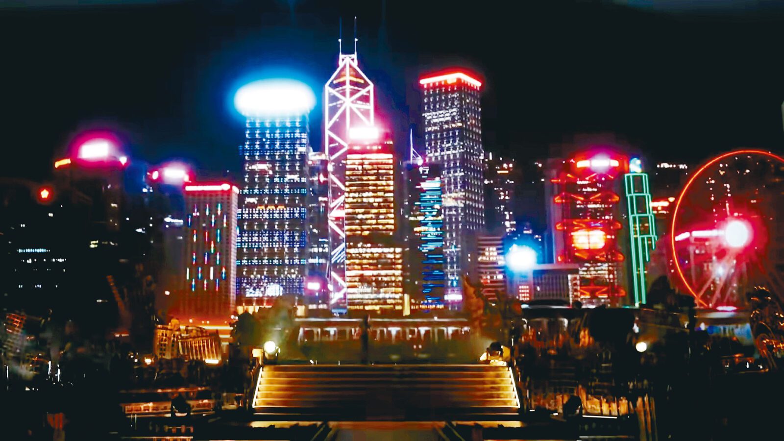■MV中展現出香港的各種美景，運鏡更頗有王家衛電影風格。