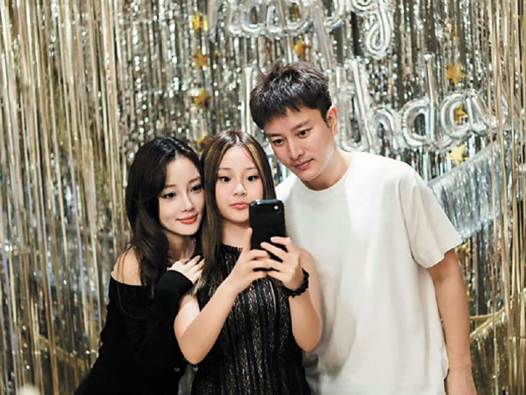 賈乃亮李小璐同框為女兒慶生。網上圖片