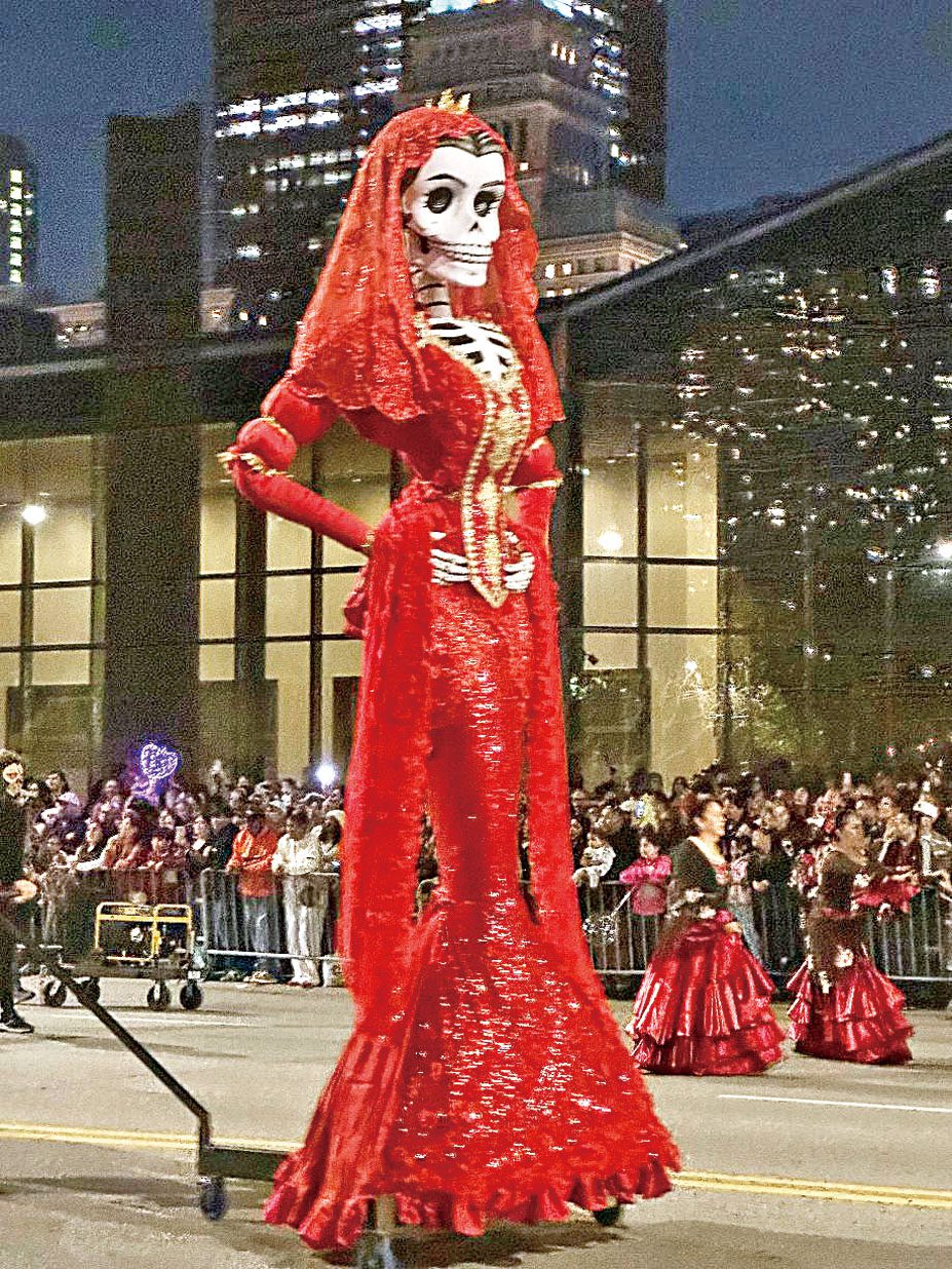 黑夜藝術萬聖節大遊行、詭異的紅衣女郎令人過目難忘。 梁敏育攝