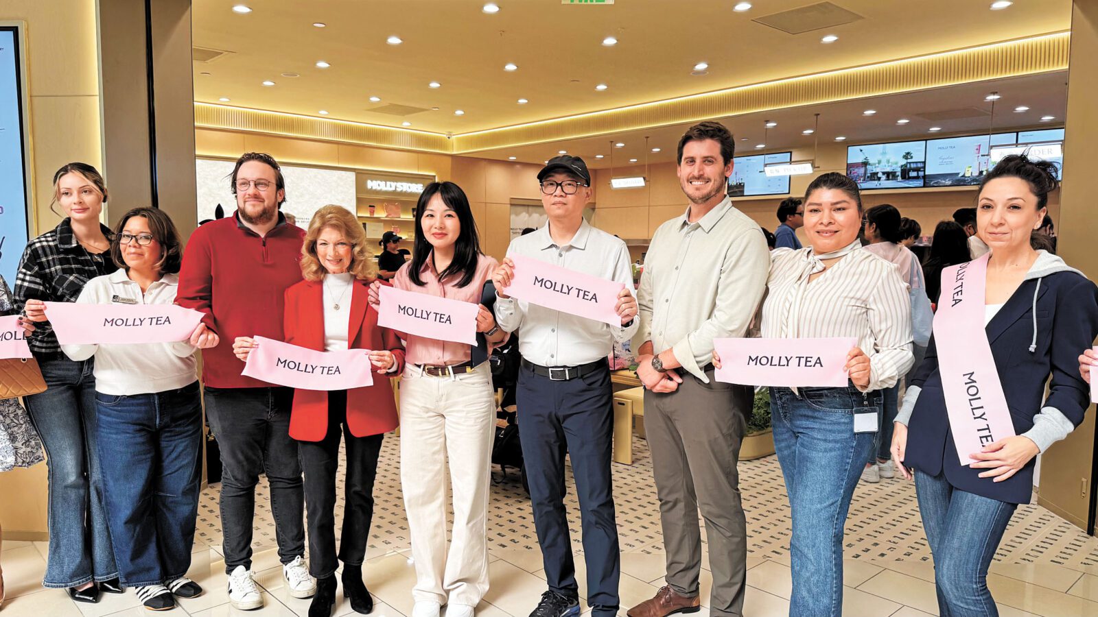 茉莉奶白格蘭岱爾門店主理人Sora Shu(中)和Guoxin Wang(右4)與各界嘉賓共同為新店開幕剪綵。記者陸新攝