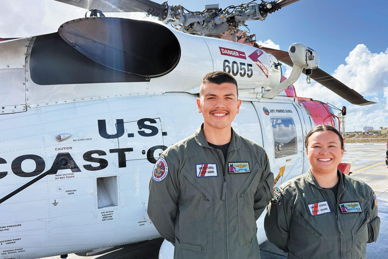 從太平洋成功救起16人的羅喬希（左）以及駕駛救援直升機的飛行員米勒。美聯社