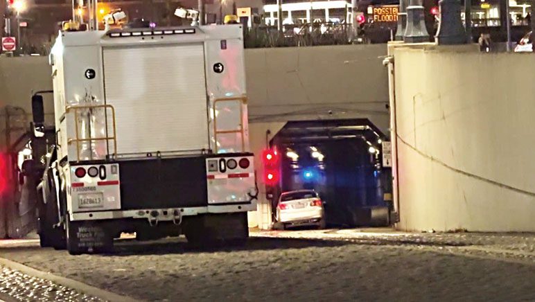一輛轎車撞向海旁大道輕鐵隧道口導致服務中斷。MUNI