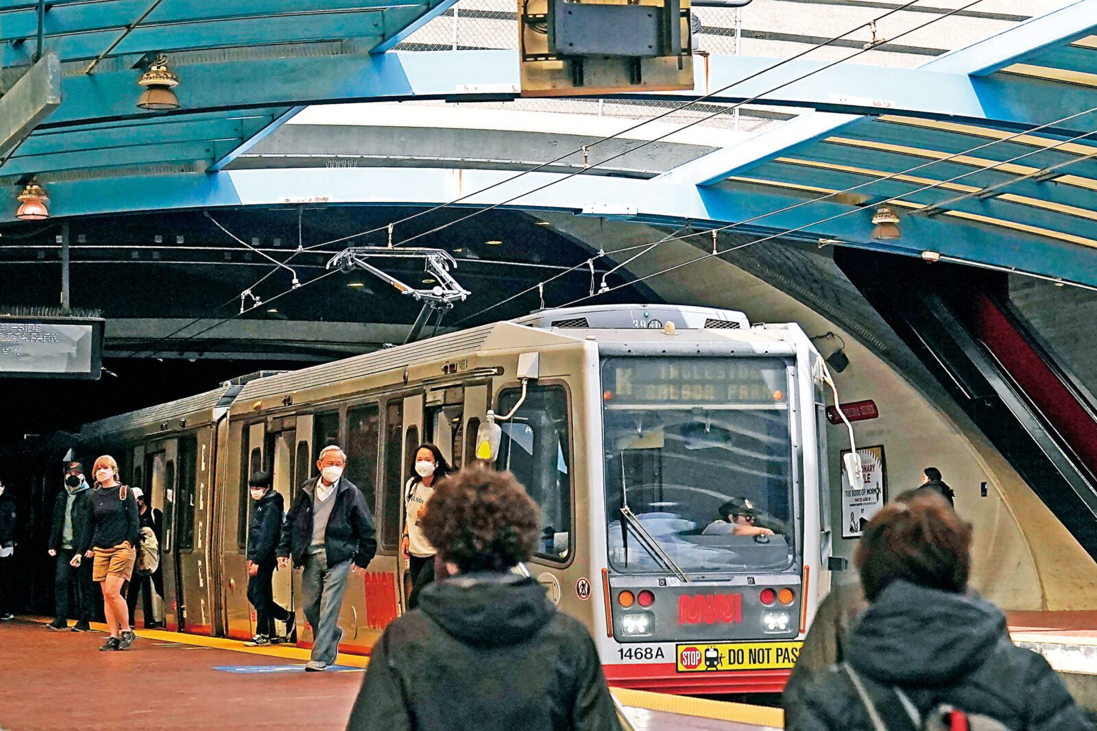 報告顯示,三藩市居民以公共交通取代駕車,每年估計可節省超過1萬8000元。美聯社資料圖片
