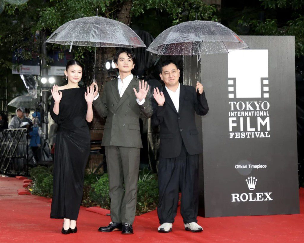 《你的故事》主演出口夏希與北村匠海（中）一同亮相開幕禮紅地毯。
