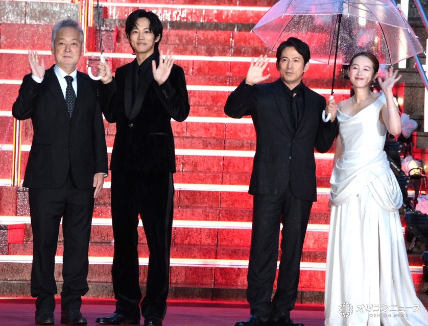 開幕片《SUKIYAKI》主創團隊壓軸登場，包括岡田准一（右二）、松坂桃李（左二）等。