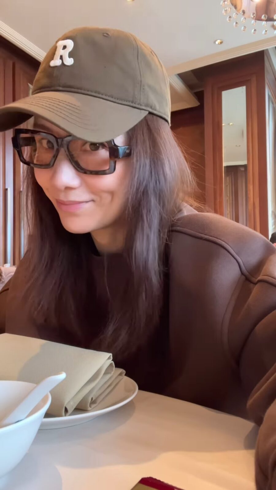胡蓓蔚首先帶父母去飲午茶。