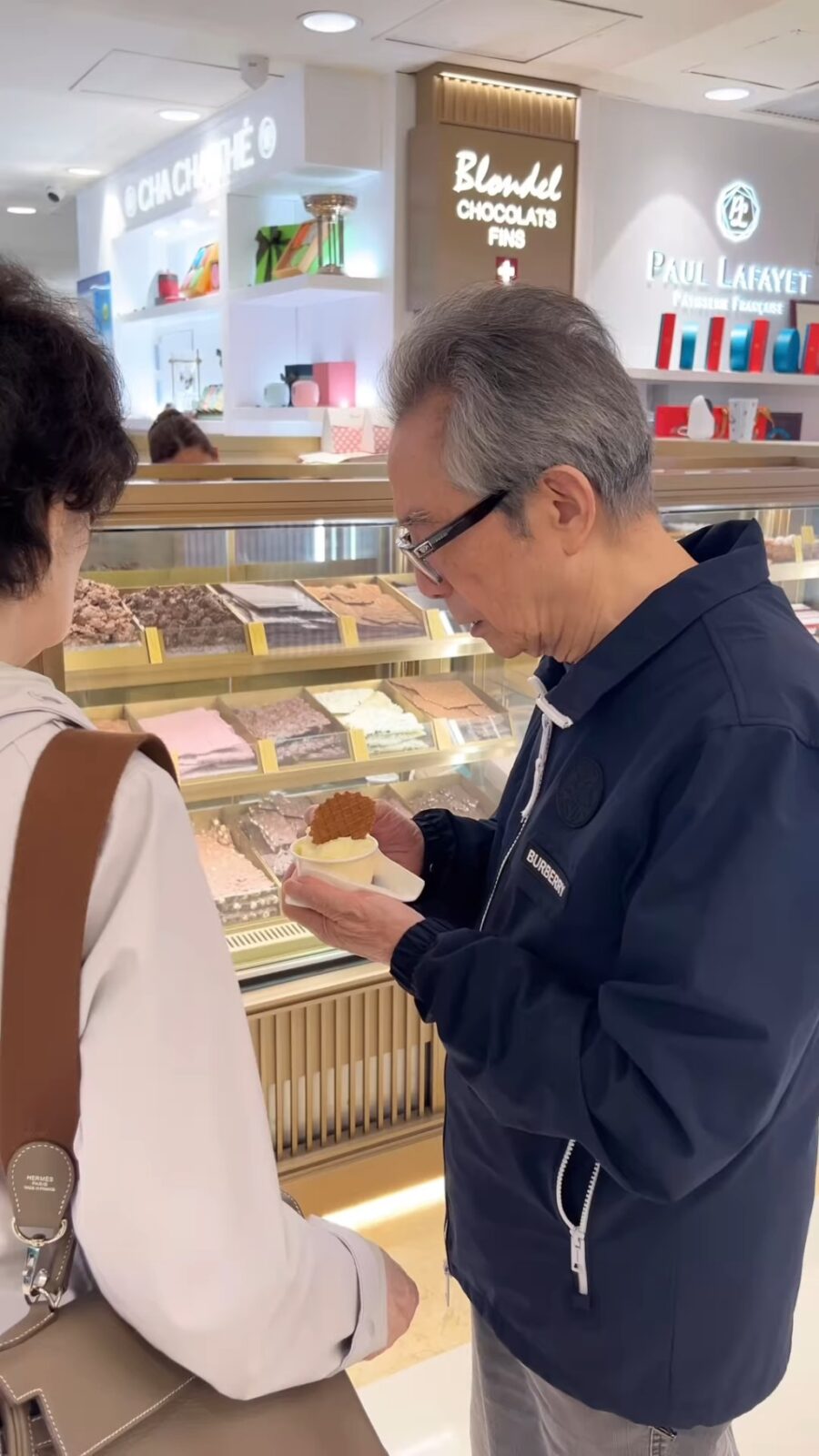 胡蓓蔚笑指爸爸像小朋友一樣,一邊逛街一邊說要吃雪糕。
