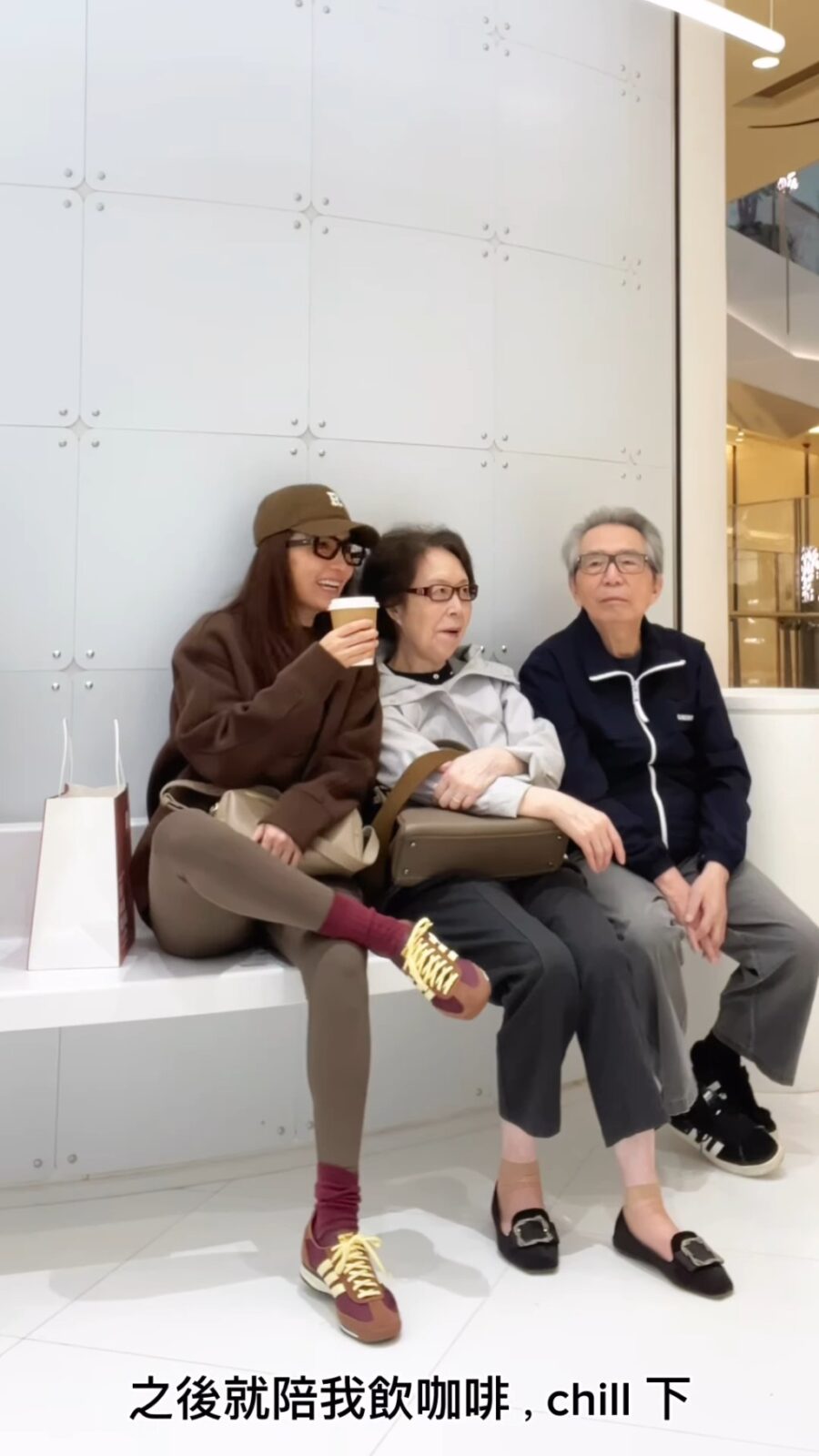 父母之後陪胡蓓蔚逛商場、飲咖啡,享受悠閒時光。