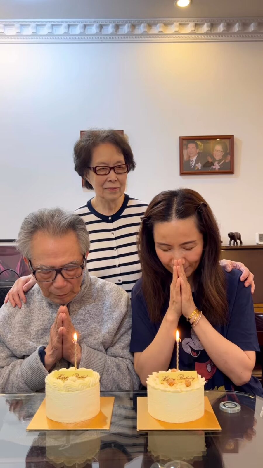 胡媽媽為胡爸爸及女兒胡蓓蔚準備了兩個生日蛋糕慶祝。