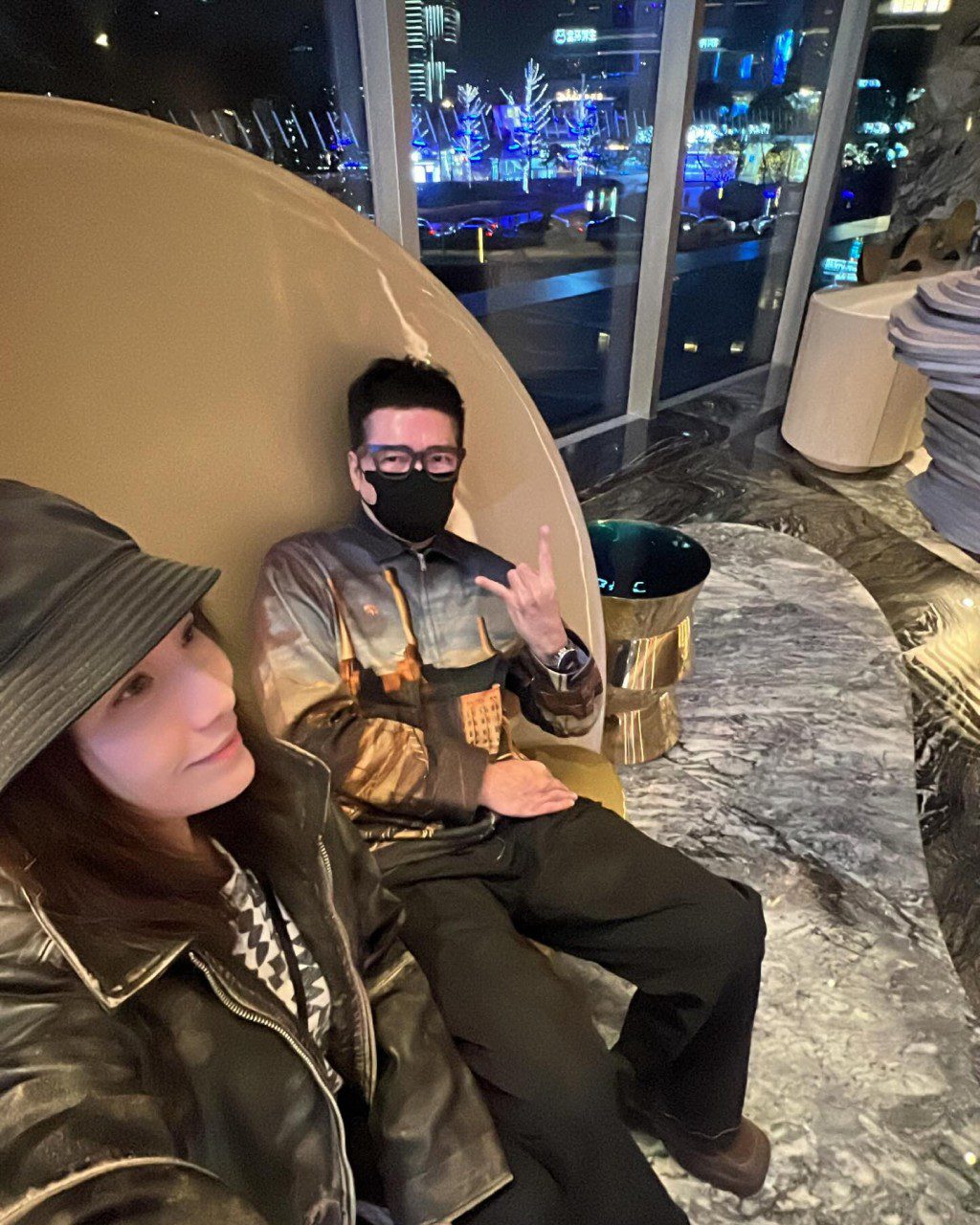 單立文曾趁假期陪太太胡蓓蔚返回上海。