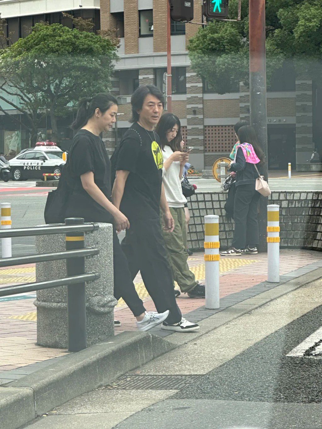 蒙嘉慧大方展現幸福體態，與鄭伊健並肩走在福岡街頭。