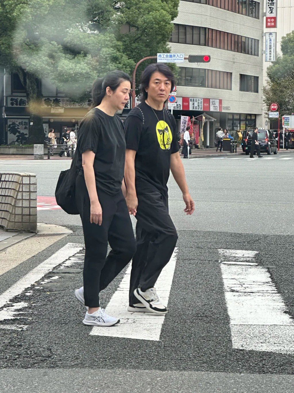 蒙嘉慧的近照中，身穿寬鬆衣服仍可見腹部線條。