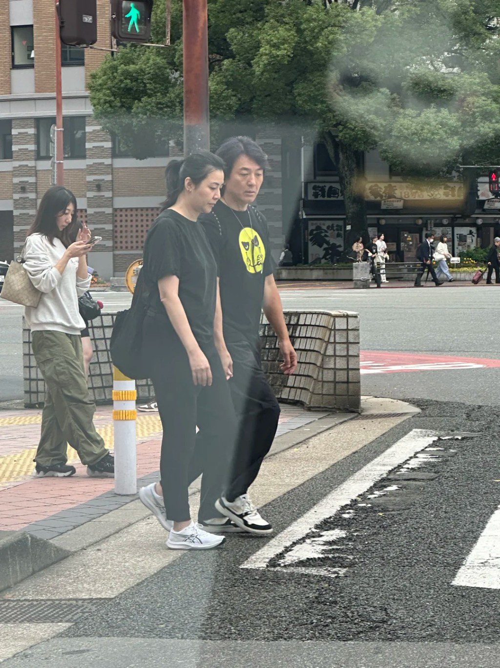 過馬路時，蒙嘉慧與鄭伊健十指緊扣，恩愛非常。