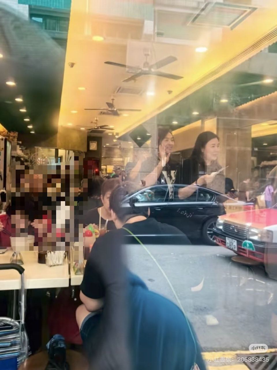 鄭伊健與蒙嘉慧曾在魚蛋粉麵店被粉絲偶遇，當時二人剛從日本返港。