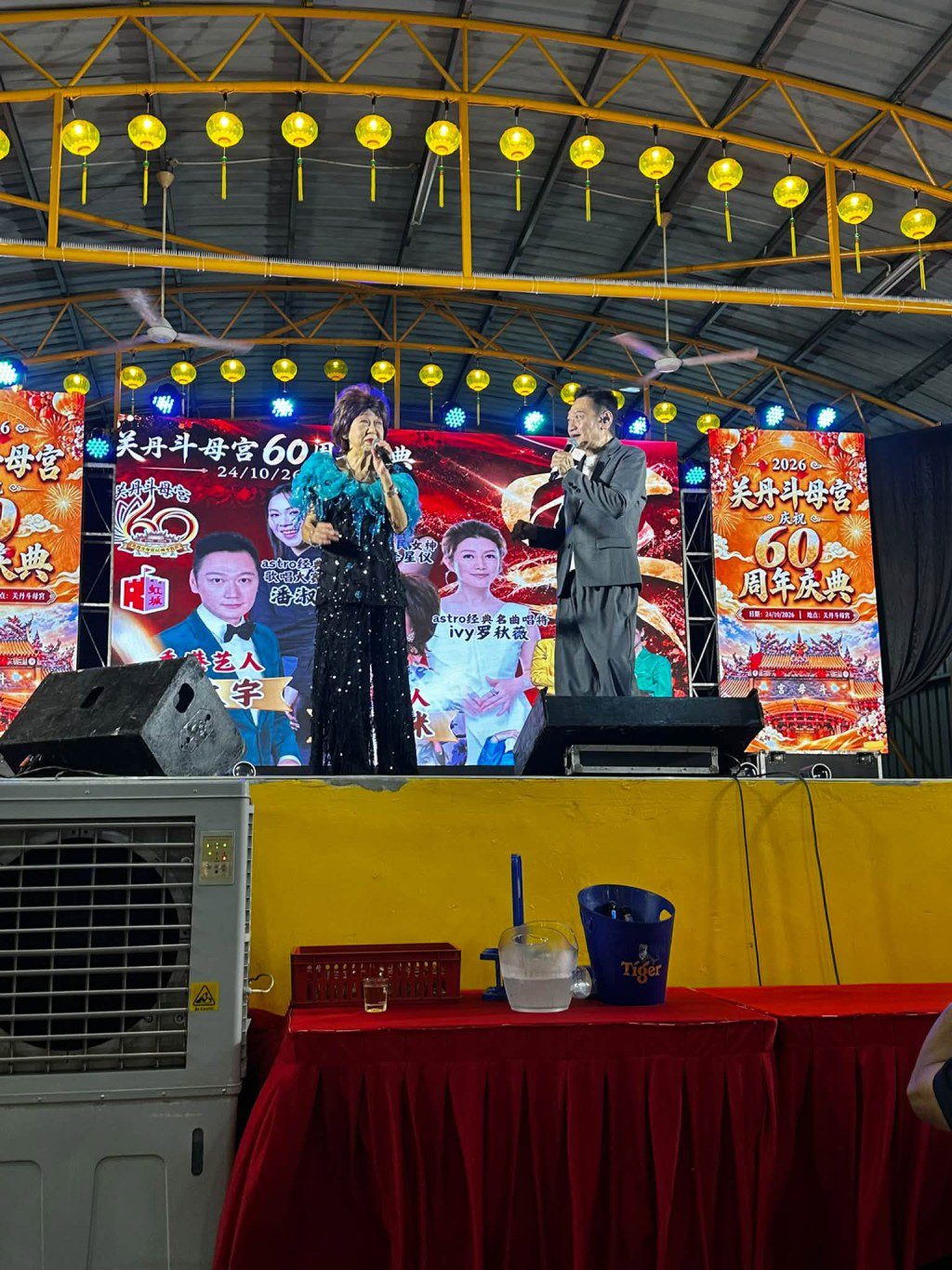 朱咪咪與陶大宇在台上鬼馬互動，帶動全場氣氛。