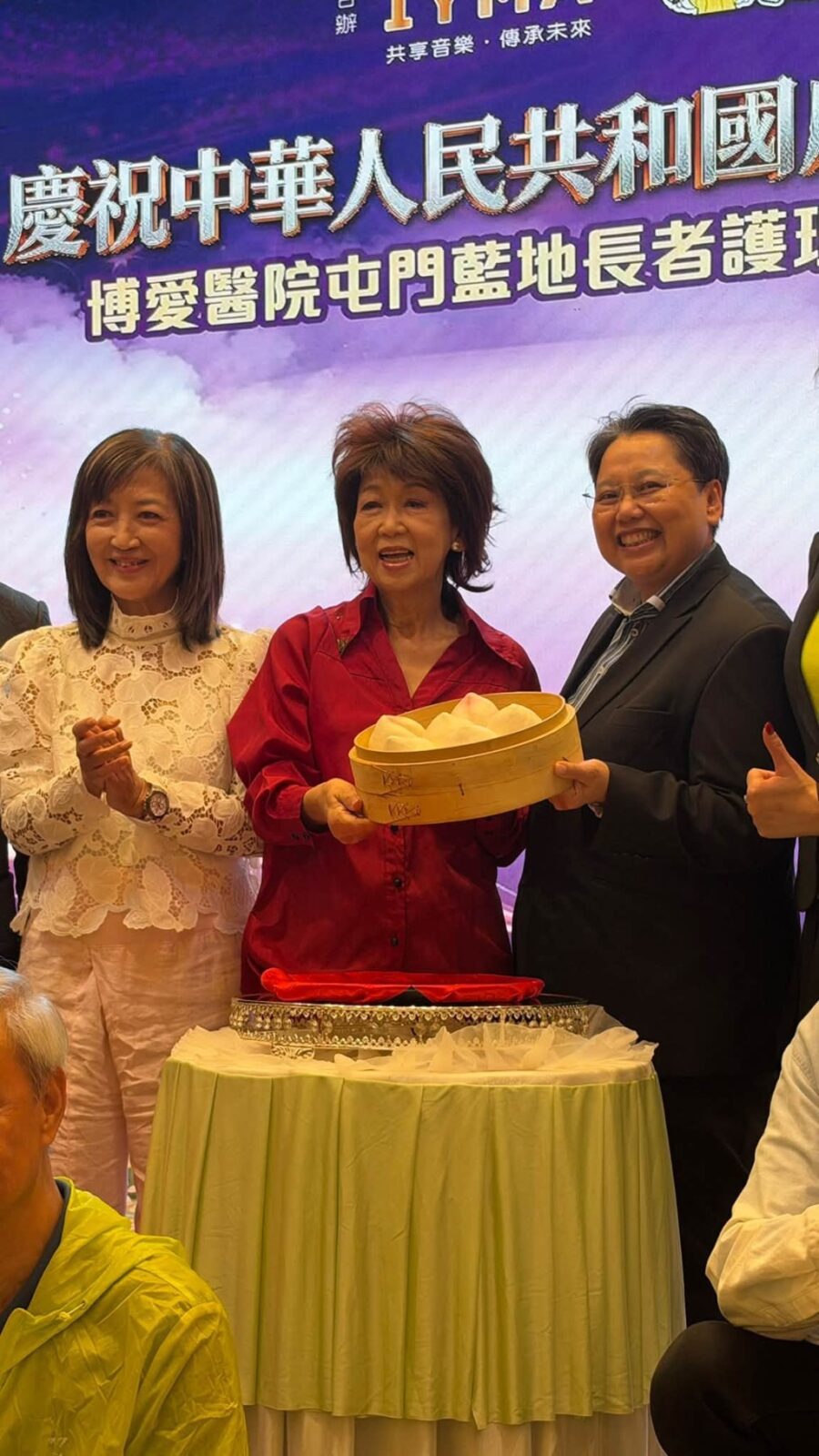 朱咪咪早前出席活動，獲主辦方提早為她慶祝72歲生日。（圖片來源：《快拍.曼鏡頭》fb）