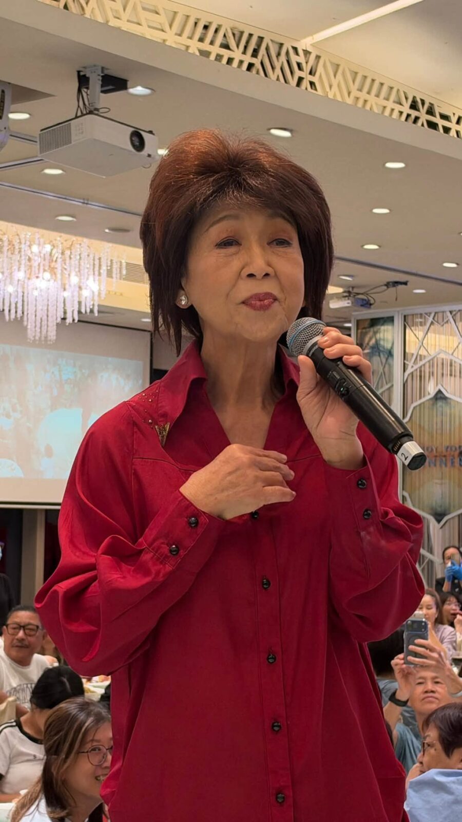 朱咪咪頂著招牌蓬鬆深啡色短髮，妝容精緻，但略顯疲態。（圖片來源：《快拍.曼鏡頭》fb）
