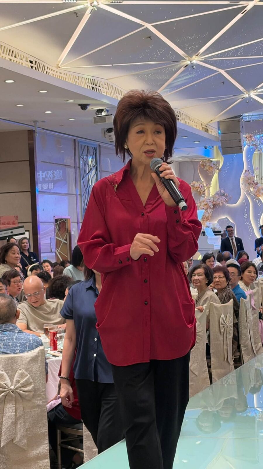 朱咪咪唱歌時中氣十足，但仍引起網民對其健康的討論與關注。（圖片來源：《快拍.曼鏡頭》fb）